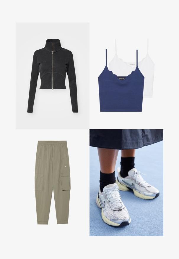 Zkrácená černá džínová bunda s vysokým límcem, plným zipem a dlouhými rukávy. Má zakřivený šev a jemnou strukturu.; Sada bavlněného braletku v námořnické modré a bílé barvě se zvlněným výstřihem, tenkými nastavitelnými ramínky a přiléhavým střihem. Hlavní značka je na vnitřní straně námořnického kousku.; Kargo kalhoty v olivově zelené tkanině s elastickým pasem, bočními kapsami a dvěma velkými předními kapsami na cargo. Hladká, lehká textura.; Bílé a stříbrné tenisky Nike z prodyšné tkaniny s reflexními akcenty a béžovou podrážkou. Nosené s černými ponožkami, stojící na modrém povrchu.