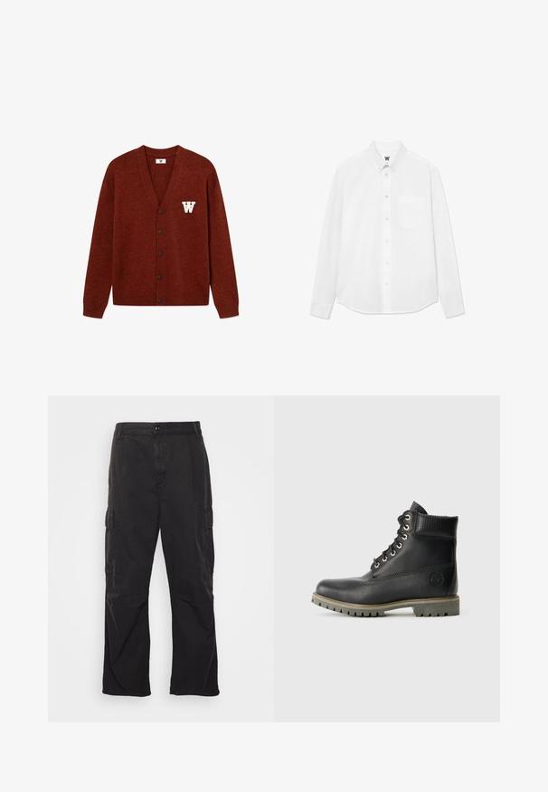 DOUBLE A BY W.W. WWTAY CARDIGAN 25081 - Adīta jaka - decadent chocolate melange; Balta garām piedurknēm pogājama krekla ar apkakli, priekšējo kabatu un smalku tekstūru. Priekšējā pogu plāksne satur pogas un nelielu logotipa detaļu.; Melni kargo bikses ar taisna kāju dizainu, kurām ir divas sānu kabatas, pogu aizdare un teksturēta auduma virsma.; Melnas ādas potītes zābaki ar šņorēšanas dizainu, mīkstinātu apkaklīti un teksturētu paneļu. Iezīmējas ar izturīgu zoli un iegravētu logotipu sānos.