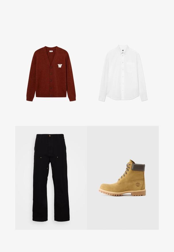 DOUBLE A BY W.W. WWTAY CARDIGAN 25081 - Gilet - decadent chocolate melange; Chemise blanche à manches longues avec un col, poches avant et texture subtile. Le boutonnage sur le devant comporte des boutons et un petit détail de logo.; Pantalons en denim noir avec une coupe droite, présentant des accents en métal doré et des coutures visibles sur les poches avant et arrière.; Bottines en suede tan avec des accents en cuir brun, bout rond, lacets gris et semelle en caoutchouc à crampons arborant un logo d'arbre sur le côté.