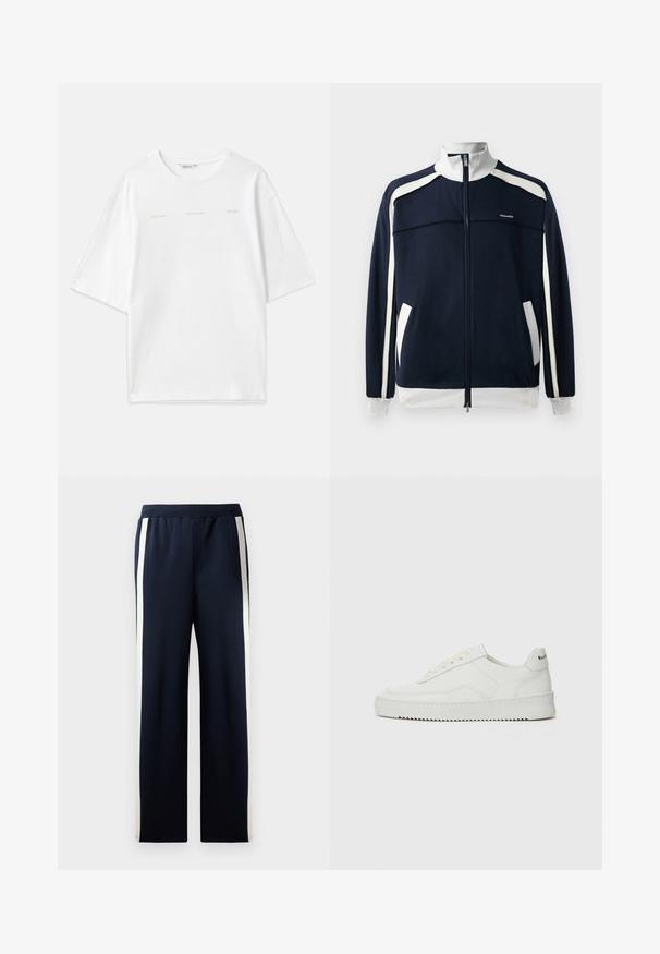 Marineblå zip-up sportjakke med hvide detaljer, ribbet krave og manchetter, to sidelommer og et lille logo på brystet. Glat stoftekstur.; Hvid bomulds T-shirt med oversized design, rund hals, korte ærmer og trykte tekst accenter i lys beige. Glat tekstur.; Marineblå sweatpants med bred ben-design, der har lodrette cremefarvede striber langs siderne. Fremstillet af blødt, tekstureret stof med elastisk talje.; Hvide lædersneakers med en glat overflade, rund tå, flade snørebånd og en tekstureret sål. Har et diskret logo på hælen.