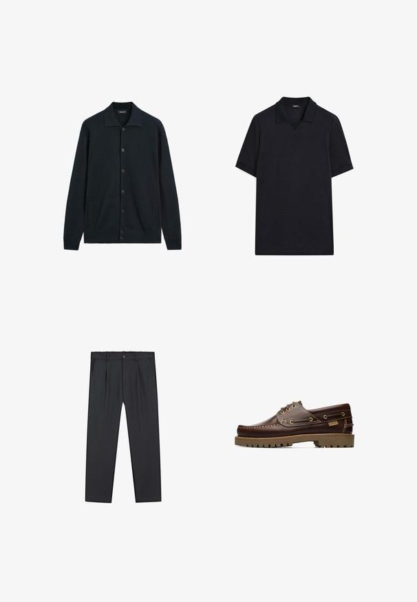 Donkerblauwe cardigan gemaakt van textuurgebreide stof. Heeft een brede kraag, zes frontknopen en zijzakken.; Zwarte polo van katoen. Heeft een V-hals, korte mouwen en een strak ontwerp zonder patronen of accenten.; Zwarte, rechte broek van lichtgewicht stof, met een knoopsluiting, geplooide voorkant en zijzakken. Overal een gladde textuur.; Bruine leren veterschoen voor op een boot met gestikte details en een dikke rubberen zool, gezien vanaf de zijkant.