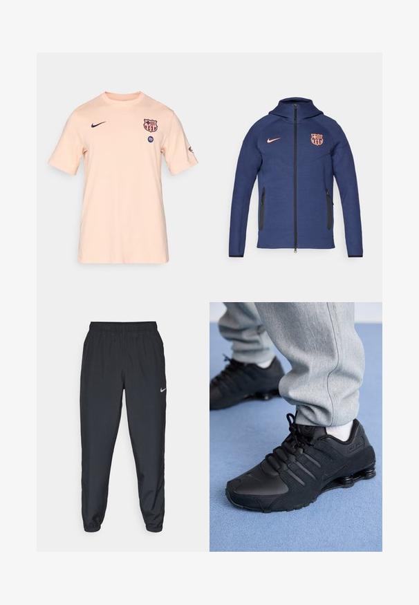 Casaco azul marinho com fecho éclair completo e capuz, duas bolsos laterais com fecho, logótipo da Nike em laranja e brasão do clube FC Barcelona na frente.; T-shirt de manga curta para homem em tecido pêssego claro. Apresenta logo da Nike em azul marinho e o emblema do FC Barcelona no peito, com design de gola redonda.; Calças de treino pretas feitas de um tecido leve, com um cós elástico, punhos nos tornozelos e um discreto logótipo da Nike no lado esquerdo.; Pessoa vestindo tênis Nike Shox pretos e calças de moletom cinzas, de pé em um tapete azul claro.