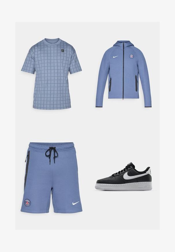 Blauwe zip-up jas van gladde stof, met een capuchon, zwarte ritszakken en een logo op de borst. Aangevuld met witte Nike branding.; Lichtblauw T-shirt met korte mouwen met een ruitpatroon in donkerblauw, voorzien van een klein zwart logo-label aan de bovenkant aan de linkerkant. Zachte katoenmateriaal.; Blauwe sportshorts van zachte stof, met zwarte zijritsen, een trekkoord in de taille en een Paris Saint-Germain-logo aan de linkerkant.; Zwarte lederen sneaker met een textuur oppervlak, witte Nike swoosh, grijze zool, ronde neus en vetersluiting. Bevat perforaties op de neus.