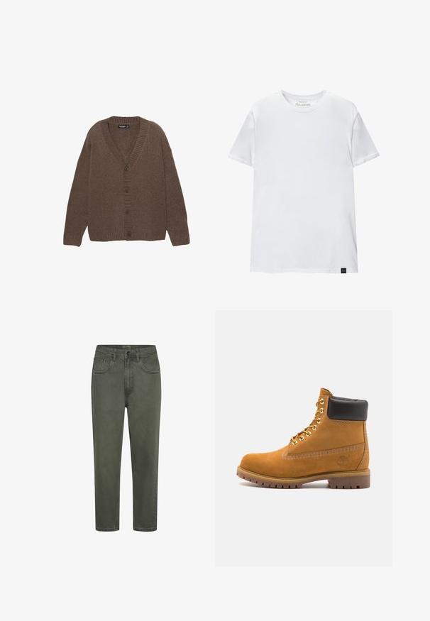 Cardigan lavorato a maglia marrone con scollo a V, polsini e orlo a coste, e cinque grandi bottoni sulla parte anteriore. Tessuto morbido con una vestibilità rilassata.; T-shirt bianco attillato in cotone. Collo rotondo, maniche corte, texture liscia. Piccola etichetta nera al fondo. Design semplice.; Chinos verdi in cotone con silhouette dritta, dotati di passanti per cintura, tasche frontali e chiusura a bottoni. Tessuto liscio con cuciture minime.; Stivale alla caviglia in suede tan con collare imbottito nero, occhielli in metallo dorato, dettagli in cucitura bianca e suola in gomma robusta con battistrada pronunciato.