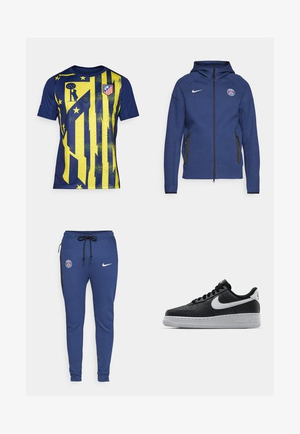Marineblå hættetrøje lavet af blødt stof, der har fuld lynlås, sidelommer og et logo-patch. Den har et struktureret design med hætte.; Sportsjersey i marineblå og gul, med markante lodrette striber, teksturerede mønstre og et klublogo på brystet samt en rund halsudskæring.; Blå atletiske sweatpants med snor i livet, sidelommer med lynlås, sorte detaljer og logoer: PSG-emblem og Nike swoosh.; Sort lædersneaker med tekstureret overflade, hvid Nike swoosh, grå sål, rund tå og snørebåndsdesign. Har perforeringer på tåboksen.