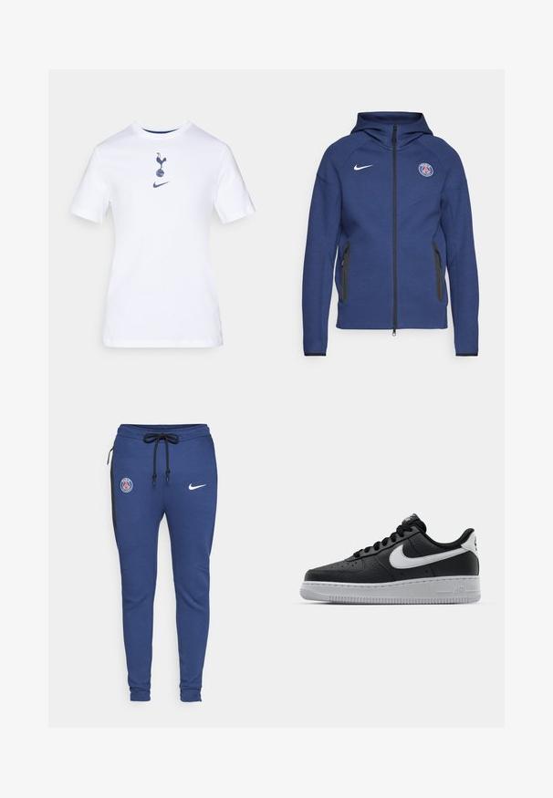Marineblå hættetrøje lavet af blødt stof, der har fuld lynlås, sidelommer og et logo-patch. Den har et struktureret design med hætte.; Hvid bomulds t-shirt med rund hals, prydet med et marineblåt grafisk motiv af en han på en fodbold samt et Nike-logo nedenunder.; Blå atletiske sweatpants med snor i livet, sidelommer med lynlås, sorte detaljer og logoer: PSG-emblem og Nike swoosh.; Sort lædersneaker med tekstureret overflade, hvid Nike swoosh, grå sål, rund tå og snørebåndsdesign. Har perforeringer på tåboksen.