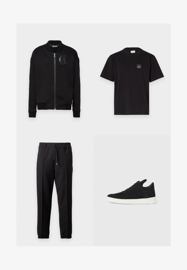 Just Cavalli FLEECE KNIT - Bomberjacka - black; Svart bomullströja med rund hals och korta ärmar. Har en liten blå logotyp på vänster bröst. Enkel, rak design.; Svarta byxor med midjeresår, dragsnodd och elastiska muddar. Har veck och ett jämnt, texturerat tyg.; Svart mockaskor med en vit gummisula, som har ton-i-ton-sömmar och snörningsdesign. Slät textur med en modern, strömlinjeformad form.