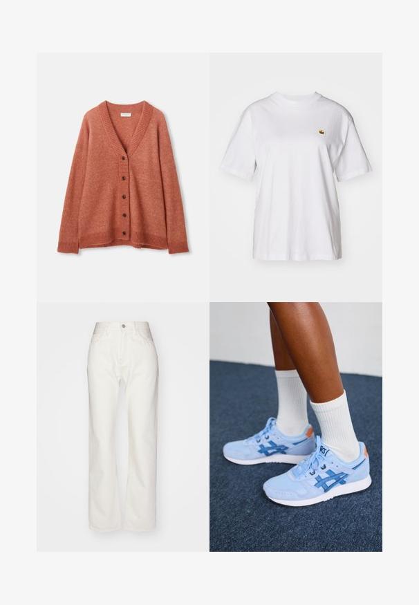 Pletena jopica v rdečkasto rjavem odtenku z V-izrezom, petimi temnimi gumbi spredaj, rebrastimi zapestji, robom in ovratnikom.; Bela bombažna majica s sproščenim krojem, kratkimi rokavi in majhnim vezenim logotipom na levi strani prsnega predela.; Beli džins hlače z visokim pasom in širokim krojem. Imajo zadrgo in gumb, zanke za pas ter subtilne šive.; Noge v svetlo modrih Asics tenisicah z belimi podplati in belimi nogavicami stojijo na temnem preprogem tleh.