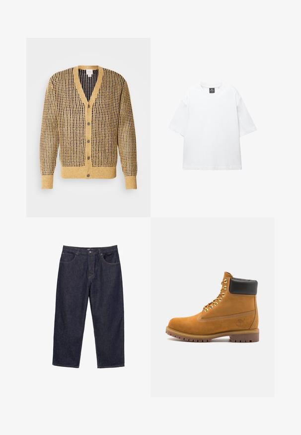 Dzianinowy kardigan w kolorze musztardowym i granatowym, z teksturowanym wzorem, w dekolcie w kształcie litery V oraz pięcioma guzikami z przodu. Długie rękawy.; Biała krótka koszulka z krótkim rękawem, wykonana z bawełny, z okrągłym dekoltem i luźnym fasonem oraz prostym dołem. Bez wzorów ani ozdób.; Granatowe dżinsy o prostym kroju z guzikiem z przodu, zamek błyskawiczny i pięć kieszeni, wyeksponowane na białym tle.; Beżowe zamszowe botki sięgające kostki z czarną wyściełaną krawędzią, złotymi oczkami, białymi detalami szycia oraz wytrzymałą gumową podeszwą z wyraźnym bieżnikiem.