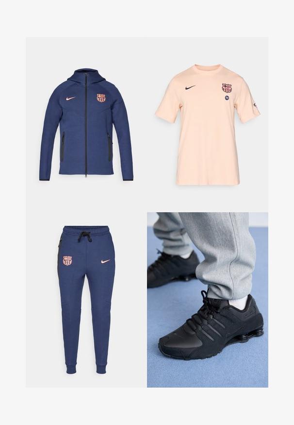 Marineblå hel-fasong jakke med hette, to glidelåslommer på sidene, oransje Nike-logo og FC Barcelona klubblogo på forsiden.; Menns kortermet T-skjorte i lys ferskenfarge. Har marineblå Nike-logo og FC Barcelona-emblem på brystet, med rund halsdesign.; Marineblå joggebukser med elastiske mansjetter, med rosa logo og Barcelona-skjold, sidelommer og svarte sidestykker.; Person som har på seg svarte Nike Shox-sko og grå joggebukser og står på lyseblått teppe.