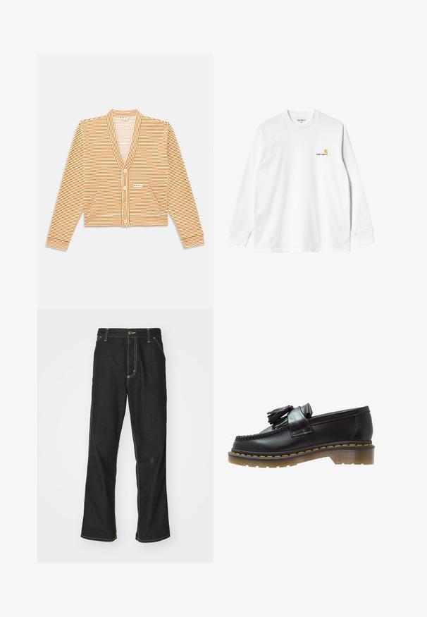 Kort cardigan i orange och vita ränder, med långa ärmar, V-ringning, knäppning framtill och två framfickor.; Långärmad vit t-shirt i bomull med rundad halsringning, med en liten gul och vinröd logotyp på vänster bröst. Sömlösa ärmslut och fåll.; Svarta denimjeans med en lös passform, med kontrasterande vita sömmar, knäppning och raka ben.; Svarta läderslippers med en texturerad yta, som har en dekorativ tofs och kontrasterande gul söm, på en kraftig, genomskinlig sula.