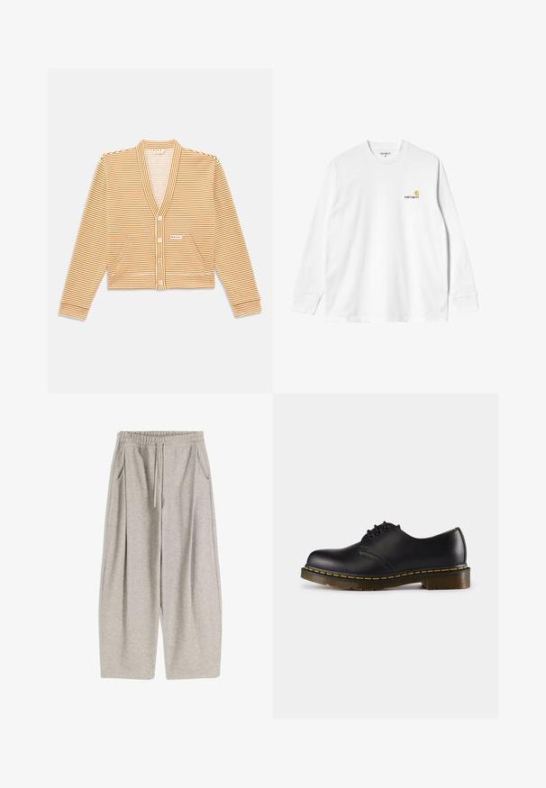 Skraćeni kardigan u narančastim i bijelim prugama, s dugim rukavima, V-izrezom, dugmadima sprijeda i dvije prednje džepove.; Dugi rukav bijela pamučna majica s okruglim izrezom, sa malim žutim i burgundskim logom na lijevoj strani prsnog koša. Bezšavne manžete i rub.; Svijetlosive trenirke s elastičnim pojasom, podešivim vezicom, dvije bočne džepove i širokim, lepršavim nogavicama. Mekana tekstura, nabran dizajn.; Crna kožna cipela s zaobljenim prstom, dizajnom na vezivanje, žutim šavovima duž pete i debelim, teksturiranim gumiranim đonom.