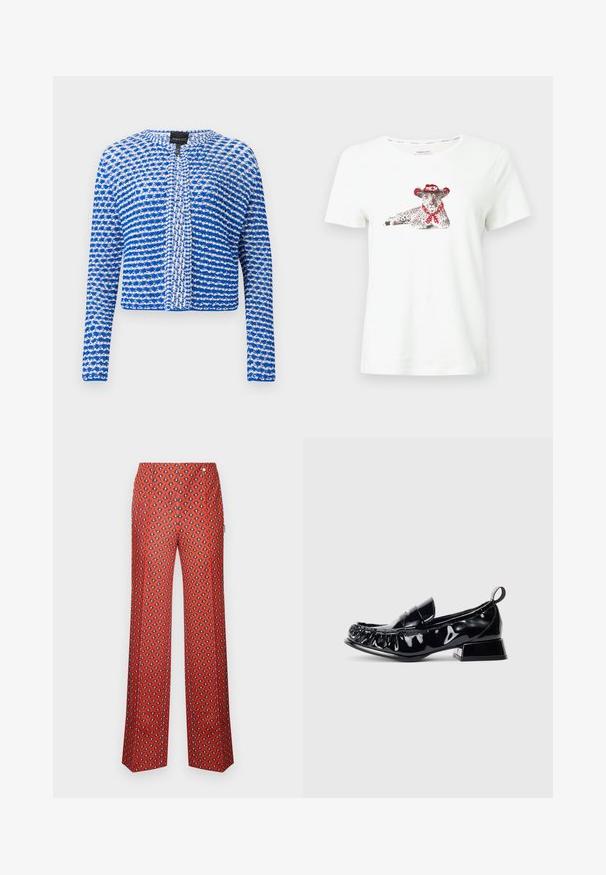 Cardigan tricoté bleu et blanc, avec un col rond, des manches longues, une fermeture ouverte et un motif texturé. Longueur cropped.; T-shirt en coton blanc avec un léopard imprimé portant un chapeau de cowboy rouge et un foulard. Manches courtes et coupe décontractée.; Pantalon rouge à jambes larges avec un motif en losanges noir et blanc. Le tissu semble lisse; comprend une ceinture et des plis à l'avant.; Mocassins en cuir verni noir avec un bout carré, des détails froncés, un petit talon bloc et une languette à l'arrière sur un fond blanc.
