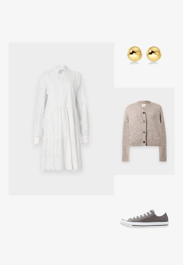 Béžový pletený kardigán s výstrihom do V, ribbeným lemom a dlhými rukávmi. Disponuje piatimi čiernymi gombíkmi pozdĺž prednej strany. Mäký, textúrovaný materiál.; Biele dlhé šaty s dlhými rukávmi, s očkovým vzorom, vysokým výstrihom a sukňou v tierovom štýle. Obsahujú vykrojený lem a mierne naťahovanie v páse.; Sivé plátené tenisky s bielou gumovou podrážkou, čiernym pruhom a kovovými očkami. Majú okrúhlu špičku, nízky dizajn a textúrovanú látku.; Zlaté guľové náušnice s lesklým, odrazovým povrchom. Dizajn je jednoduchý a hladký, čím vytvára moderný, minimalistický vzhľad.