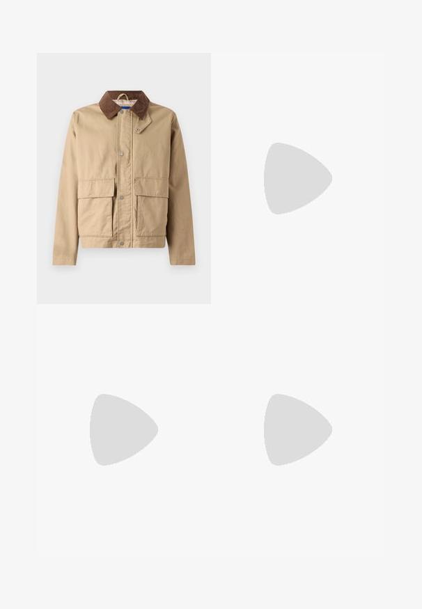 Beżowa kurtka z brązowym kołnierzem z materiału sztruksowego, z zapięciem na zatrzaski i dwiema dużymi kieszeniami z przodu. Wykonana z trwałego materiału o gładkiej teksturze.; Biały prążkowany sweter z golfem w zbliżeniu, uwypuklający jego fakturę oraz szczegóły fałd wokół kołnierza.; Beżowe dżinsy o prostym kroju, z przednimi kieszeniami, metalowym zapięciem na guzik i delikatną teksturą.; Granatowe zamszowe mokasyny z okrągłym noskiem, ozdobnym przeszyciem i gumową podeszwą z lekkim uniesieniem. Trwały materiał i konstrukcja.