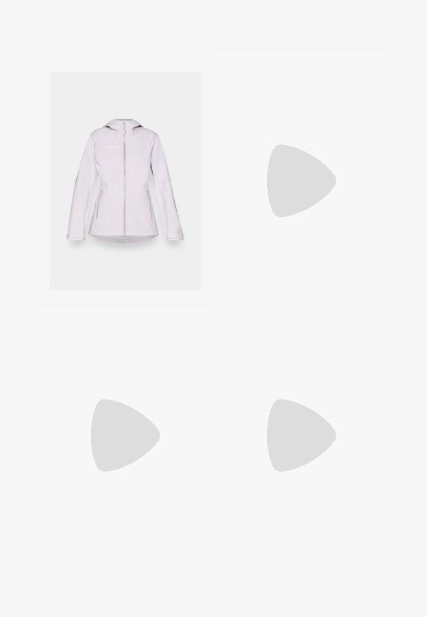 Lyse lilla damejakke med hætte, frontlynlås, to sidelommer og en glat, vandtæt overflade. Logo trykt på brystet.; Kortærmet hvid sportsshirt med rund hals, prydet med et logo på brystet og en glat, let stofstruktur.; Mørkegrå udendørs shorts med en glat tekstur, der har en lynlåslomme og et logo på venstre forkant. Designet er i midtlår længde.; Sorte vandresko med en tekstureret stofoverdel, snøresystem og robust gummisål. Accenteret med reflekterende detaljer og logoer.