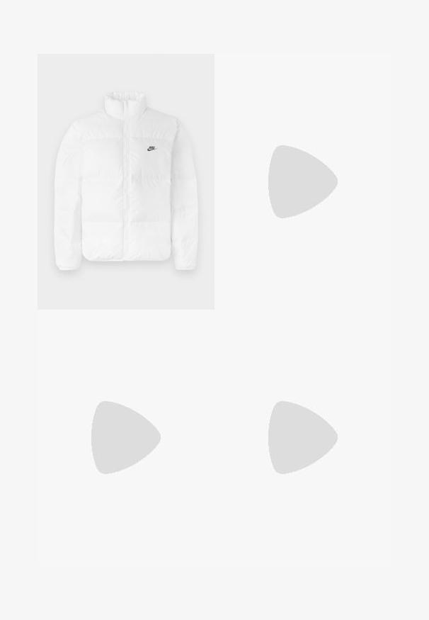 Witte pufferjas met een hoge kraag, ritssluiting en zwart Nike-logo op de linkerborst. Glad textuur, gewatteerd ontwerp en gevoerd.; Zwarte gebreide stof met een gestructureerd, rasterachtig patroon, waarbij verhoogde vierkanten diepte en een zachte, tactiele uitstraling bieden.; Lichtbeige wijde broek van katoen. Voorzien van steekzakken en een knoopsluiting. Glad textuur met subtiele verticale lijnen.; Witte leren sneakers met groen Nike-logo, ronde neus, platte zool, gedragen met lichtblauwe denim broek, weergegeven op een blauwe vloerkleed.