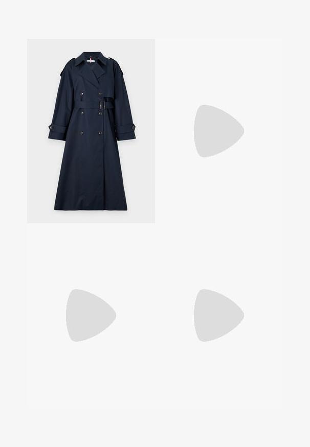 Tommy Hilfiger OVERSIZED - Ballonkabát - desert sky; Világoskék, rövid ujjú felsőrész, puha anyagból készült, gyűjtött elülső résszel, kerek nyakkivágással és fodros díszítéssel a nyakkivágás mentén.; Világoskék farmernadrág egyenes szárú szabással, gombos és cipzáras záródással, öt zsebbel és középmagas derékkal.; Fekete lakkbőr Chelsea csizmák elasztikus oldalpanelek, tömör textúrájú talp és hátsó húzófül a könnyű felvétel érdekében.