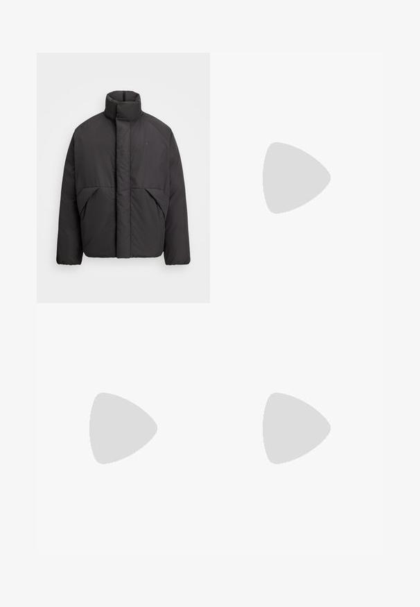 Fekete puffernadrág magas gallérral, rejtett elülső cipzárral, oldalsó zsebekkel és hímzett logóval a bal felső mellkason.; Fekete pamut póló kerek nyakkal és rövid ujjal. Diszkrét szöveges logó található az elején. Puha anyagú és laza szabású.; Les Deux COMO SEASONAL - Rövidnadrágok - olive night melange; Beige velúr sportcipők letisztult dizájnnal, textúrázott felsőrésszel, kerek orral és zig-zag mintázattal ellátott gumitalppal.