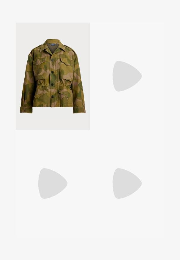 Polo Ralph Lauren PRINTED CROPPED FIELD JACKET - Chaqueta fina - green/brown; Vestido de satén teal sin mangas con escote cortado y detalles fruncidos en el busto y el centro, que cuenta con una cremallera en la parte trasera y un dobladillo recto.; Mocasines de cuero negro con un acabado brillante, que presentan dos hebillas doradas y un tacón bajo. Textura suave con diseño de punta redonda.; Bolso de cuero negro con una silueta curvada, correa corta, herrajes en tono dorado central y textura suave. Sin patrones ni acentos visibles.