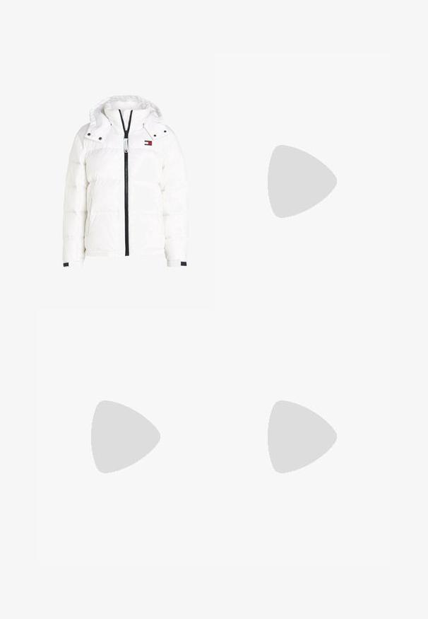 Doudoune blanche avec fermeture éclair, capuche avec boutons-pression et accents noirs aux poignets et à l'avant, avec texture matelassée visible.; T-shirt blanc à manches longues avec col rond, fabriqué en coton doux. Présente un petit logo brodé sur la poitrine et des manches à poignets.; Jeans en denim bleu clair avec un design à jambe droite, cinq poches et une texture délavée. Présente des coutures visibles et une fermeture à bouton classique.; Baskets blanches au fini lisse, avec un accent noir au niveau du talon et un détail métallique doré sur la semelle intermédiaire. Design à lacets, semelle en caoutchouc.