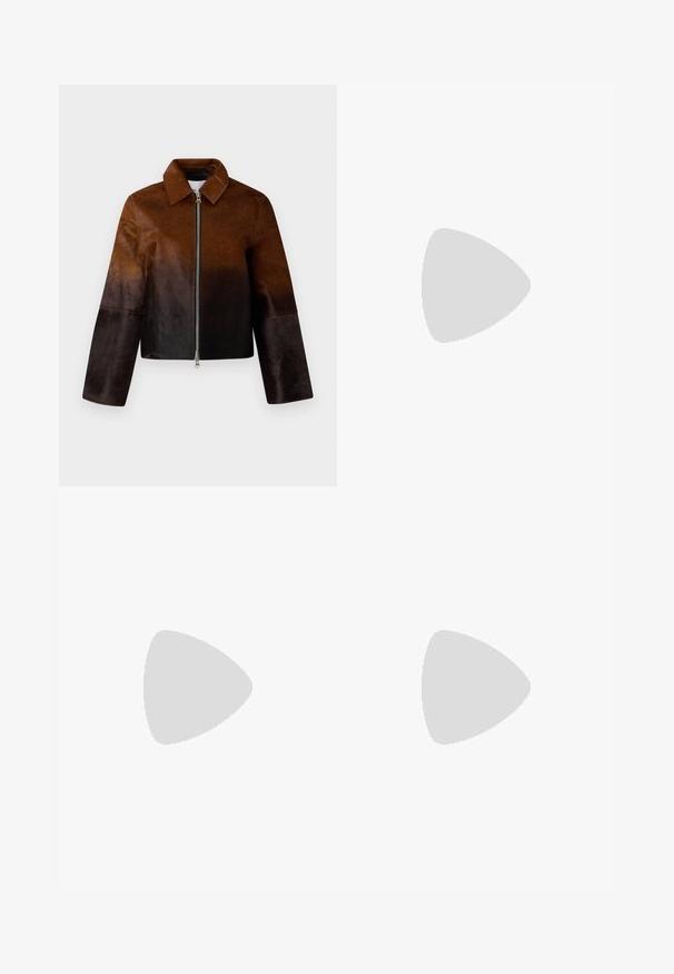 Casaco de couro marrom com um degradê do claro para o escuro, fecho zip, colarinho pontudo e design curto com mangas largas.; Suéter tricotado em cor creme com decote em V, barra canelada e mangas longas. Feito de tecido texturizado, apresentando uma silhueta boxy.; Calças largas pretas com cintura elástica, fecho com cordão e textura suave. Apresentam um corte solto para conforto e mobilidade.; Bota preta de couro até ao joelho com um acabamento texturizado, apresentando um detalhe de fivela lateral e um salto baixo. Costura detalhada ao longo das costuras.; Saco de ombro em couro preto com um formato curvado, fecho em zíper e alça ajustável. Apresenta logotipo em relevo na parte da frente.