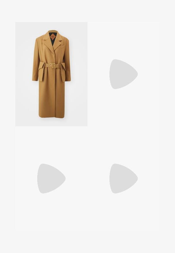 MCM BELT COAT  - Klassinen takki - cognac; Hihaton beige mekko, jossa on v-kaula-aukko, viisi tummaa nappia edessä, kaksi läppätaskua ja pieni rintatasku. Sujuva kankaan tekstuuri.; Valkoinen, kärkikärkinen korkokenkä kiiltävässä viimeistelyssä, jossa on koristeellinen helmiyksitys sivussa ja hoikka stiletto-korko.; Ruskea nahkainen olkalaukku, jossa on kohokuvioitu logo, kultaketju ja nahkaremmit, kaareva muoto ja koristeelliset yksityiskohdat sivuilla.