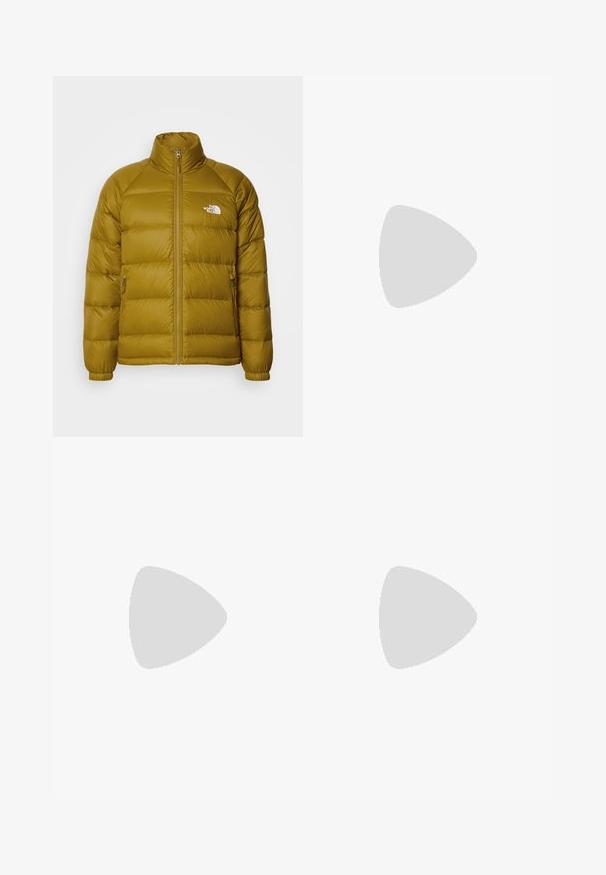 Giacca a vento verde oliva con collo alto, chiusura con zip e due tasche laterali. Presenta cuciture orizzontali visibili e un logo sul petto.; The North Face RELAXED ESSENTIAL - Felpa - khaki stone; T-shirt bianca in cotone con scollatura rotonda, maniche corte e un piccolo logo nero "W.W." sul lato sinistro del petto. Tessuto liscio, vestibilità regolare.; Pantaloni utility in cotone marrone con design a gamba dritta, dotati di tasche anteriori e dettagli in metallo per una maggiore durata.; Scarpe da ginnastica nere alte con suola e lacci bianchi, abbinate a jeans di denim blu larghi, appoggiate su un parapetto grigio.