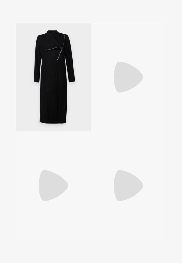 AllSaints MARGOH COAT - Klassischer Mantel - black; AllSaints RINA - Top - black; Braune, gefaltete Hose mit geradem Bein, maßgeschneideter Stoff und glatter Textur, ausgestattet mit Gürtelschlaufen und seitlichen Taschen.; Braune Ledersandale mit dünnem Riemendesign, ausgestattet mit einer goldfarbenen Schnalle und einer flachen schwarzen Sohle mit Zickzackkante.