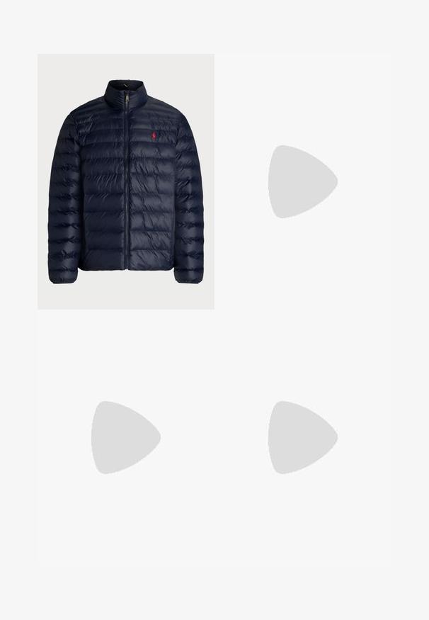 Veste matelassée bleu marine avec un design à côtes horizontales, col haut, zip frontal complet et petit logo brodé sur la poitrine gauche.; T-shirt blanc à manches longues en coton. Il présente un col rond, des poignets côtelés et un petit logo polo bleu marine sur la poitrine gauche.; Pantalons beiges en tissu lisse, avec une coupe droite, des poches avant, une fermeture éclair et un bouton unique à la taille.; BOSS BALTIMORE - Baskets basses - open blue