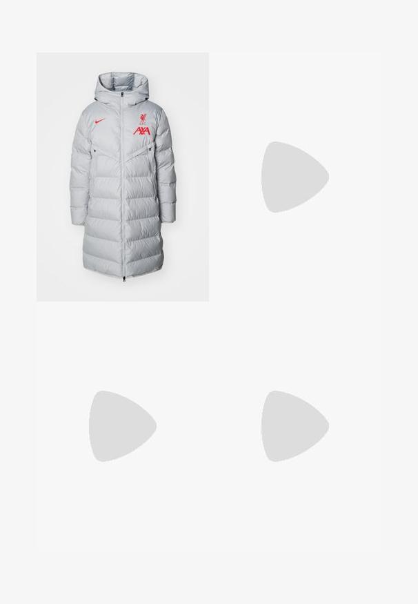 Nike Performance LIVERPOOL FC - Joukkuetuote - light smoke grey/global red; Nike Performance TOP  - Tekninen t-paita - anthracite/volt; Mustat urheiluhousut, joissa on elastinen vyötärönauha, kapea malli ja valkoinen Nike-logo vasemmalla puolella. Pehmeä kangas, jolla on sileä pinta.; Mustat jalkapallosukat, joissa on teksturoitu pinta ja mustat nauhat, joita kiristetään käsin. Taustalla vihreä pinta, jossa mustat urheiluasut ja valkoiset sukat.