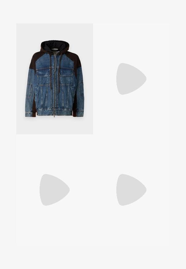 Džínová bunda s tmavě hnědou kapucí, velkými předními kapsami, zapínáním na zip, kontrastními hnědými rukávy a texturovaným vzorem.; Černé tričko s dlouhým rukávem, které zobrazuje grafiku létajícího talíře nad stromy a text "NO PROBLEMO" tučnými bílými písmeny.; Černé kalhoty vyrobené z hladké tkaniny s volným střihem. Mají elastický pas se zapínáním na knoflík a rovné nohavice.; Černá kožená slip-on obuv s špičatou špičkou, hladkou texturou a jemným logem na boku. Nízký podpatek s čistým, minimalistickým designem.