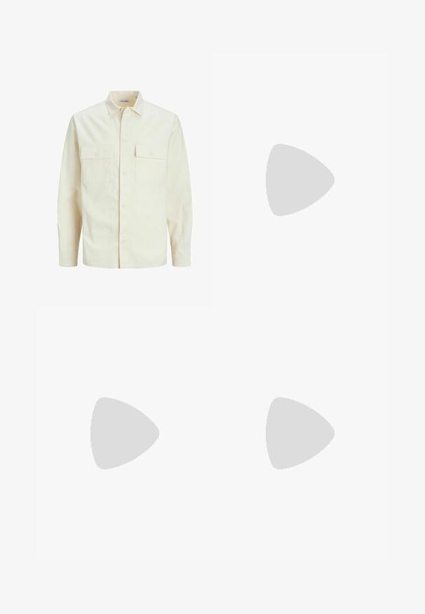 Lys beige langærmet skjorte med krave, to forlommer, knaplukning og et tekstureret stof.; Beige ribbettrøje med høj hals og en kort lynlås foran. Har lange ærmer og en afslappet pasform. Tekstureret strikmønster hele vejen igennem.; Khaki bomuldsbukser med lige ben-design, der har en knaplukning, to forreste lommer og en glat tekstur.; Beige ruskinds sneakers med rund tå, snørebånd foran og en struktureret rygdetalje. Hvid gummisål giver kontrast. Enkel og moderne design.