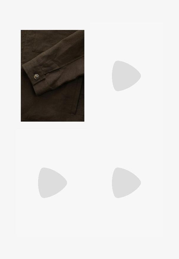 Brauner Baumwollstoff mit einer glatten Textur, versehen mit einem geknöpften Bündchen und einem dezenten diagonalen Webmuster. Inklusive einer Brusttasche.; Jack & Jones JJEBRADLEY - Sweatshirt - mocha bisque; Schwarze Jeans mit geradem Schnitt, Fünf-Taschen-Design und einem vorderen Knopfverschluss. Glatte Textur mit minimalen Nähten.; Schwarzer Leder-Dieerschuh mit runder Zehenform, Schnürdesign, dezenten Nähdetails und niedrigem Absatz. Glatte Textur mit polierter Oberfläche.
