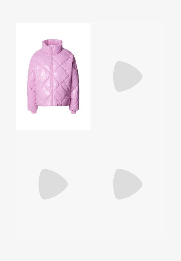 Rosa gestepptes Steppjacke mit glänzendem Finish, hohem Kragen und Reißverschluss vorne. Verfügt über diamantförmige Steppnähte und elastische Bündchen.; Gekürzter rosa Rollkragenpullover aus strukturiertem Kabelstrick, mit geripptem Kragen und Bündchen, langen Ärmeln und einem taillierten Saum.; Dunkelblaue Denim-Jeans mit hoher Taille, weitem Bein, Fronttaschen und rot gesticktem Logo auf der linken Seite. Sauberes, klassisches Design.; Schwarze Leder-Schnürstiefel mit knöchelhohem Schaft, einer robusten schwarzen Sohle und gelben Nähten. Verfügt über eine Lasche hinten und runde Metallösen.