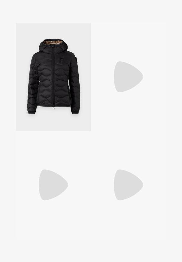 Czarna kurtka puchowa z kapturem, z zapięciem na zamek, pikowanym wykończeniem, elastycznymi mankietami oraz subtelnym logo na piersi. Podszewka w kolorze brązowym.; Czarna bawełniana koszulka z krótkimi, podwiniętymi rękawami, z wytłoczonym logo na środku i małym akcentem flagi z boku.; Jeans o wysokim stanie z szerokimi nogawkami w jasnoszarym denimu, z przetarciami i surowym dołem. Dwie przednie kieszenie i zapięcie na guzik.; Czarne skórzane sneakersy o gładkiej fakturze, biała gumowa podeszwa, złote akcenty na pięcie i oczkach sznurowadeł, z logo na boku.