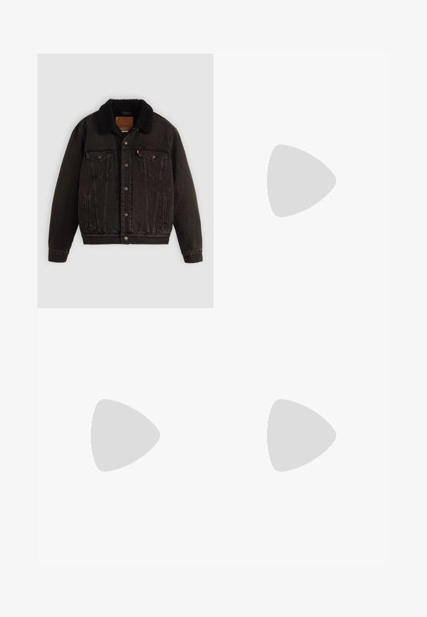 Chaqueta de mezclilla negra con cuello forrado en sherpa, bolsillos frontales y botones metálicos. Presenta un diseño clásico y un material texturizado.; Camiseta gris de manga corta hecha de mezcla de algodón. Presenta un cuello redondo y un pequeño logo rojo de Levi's en el lado izquierdo del pecho. Textura suave.; Vaqueros de denim azul claro con un diseño de corte recto, cinco bolsillos, cierre de botón y un leve desgastado en la tela.; Zapatillas bajas de cuero blanco con puntera perforada, cordones planos y diseño minimalista. Combinadas con pantalones vaqueros de mezclilla azul claro.