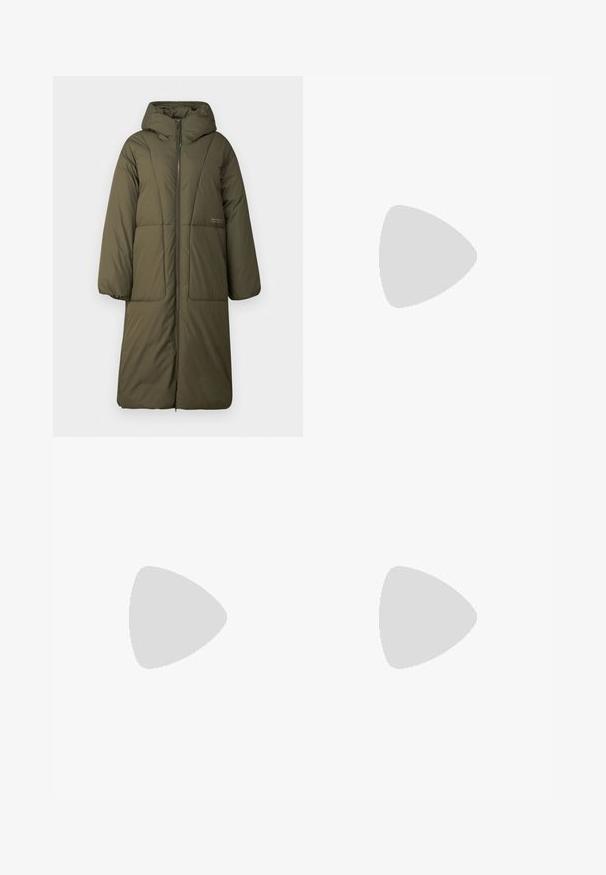 Oliivinvihreä pitkä puffatakkia huppu, jossa on edessä vetoketju, kaksi suurta taskua ja pystysaumat lisätekstuuria varten.; Mustat ylisuurent-paidat, joissa on karhun grafiikka ja teksti "EI SULOINEN VAAN VILLI" rohkealla valkoisella fontilla. Puuvillamateriaali.; Korkeavyötäröiset tiukat farkut tummanharmaasta denimmateriaalista, sileä pinta, etutaskut ja metallinen nappisuljenta vyötäröllä.; Valkoiset korkeavartiset kangaskengät mustalla kumipohjalla, edessä kuminen varvasosa ja kuusi nauha-aukkoa, puhtaan minimalistisella muotoilulla.