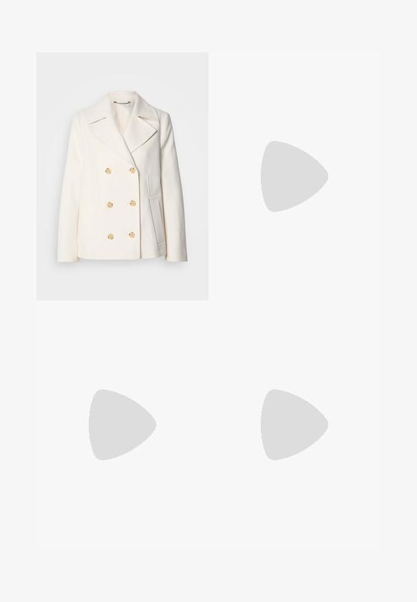 Dvojřadový bílý kabát z texturované látky, který má velké zlaté knoflíky, klopové límce a boční kapsy.; Bílý zkrácený T-shirt, krátké široké rukávy, měkký bavlněný materiál, kulatý výstřih s jemným oranžovým lemováním, minimalistický design, bez vzorů nebo grafik.; Námořnické kalhoty s přiléhavým střihem. Mají přední sklady, hladkou texturu a rovný střih nohavic. Bez viditelných kapes nebo ozdob.; Krémové sandály na bloku s tenkými popruhy a čtveratou špičkou. Hladký materiál s minimálními detaily, navržené pro snadné nošení.