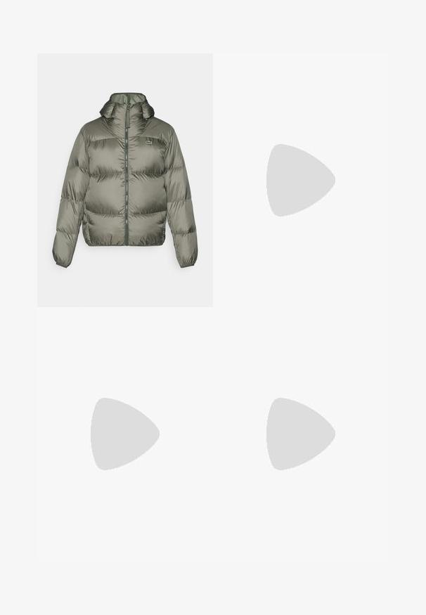 Olíva zöld színű pufi dzseki, magas gallérral, cipzáras elülső résszel és rugalmas mandzsettákkal. Könnyen steppelt kialakítás, diszkrét márkajelzéssel.; AllSaints HAWTHORNE - Ing - bailey taupe; Világoskék farmernadrág, egyenes szabással, öt zsebes dizájnnal és látható gombos cipzárral, kontrasztos varrással.; Fehér magas szárú sportcipők fekete pipa logóval, textúrált szürke orr résszel és lapos fehér talppal. Hat fém fűzőlyukkal és varrott díszítéssel rendelkezik.