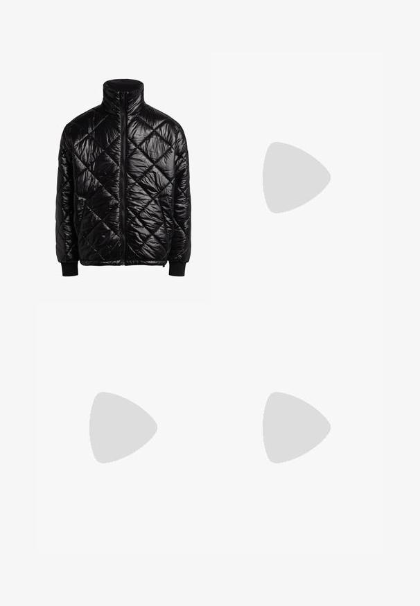 Juodas paklotas švarkas su aukštu apykakle, priekine užtrauktuko uždarymo sistema ir tekstūruotu rombų raštu. Medžiaga atrodo blizgi ir lygi.; Rudas megztinis su tekstūrine rašte ir horizontaliomis juostelėmis, apvaliu iškirpimu bei gumuotais rankogalviais ir apačia.; Juodos, laisvo kirpimo cargo kelnės su elastinga juosmena, šoninėmis kišenėmis ir reguliuojamu sutraukimu apačioje. Pagamintos iš tvirto denimo audinio.; Juodas lakinės odos suknelės bateliai su apvaliu priekiu, su raišteliais ir lygiu, blizgiu paviršiumi. Turi žemą guminį padas.