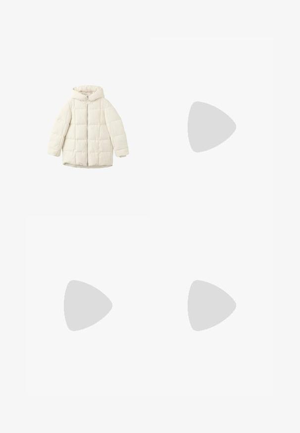 Biela prešívaná páperová bunda s kapucňou, má predný zips a priestranné rukávy. Hladká textura a prešívaný štvorec vzor.; Biele body s krátkymi rukávmi vyrobené z mäkkého, elastického materiálu, s priliehavým strihom, okrúhlym výstrihom a spodnou časťou v štýle tanga.; Biele široké nohavice z látky s hladkým povrchom, prednými vreckami a klasickým pásom s pútkami na opasok.; RAID CANNON - Čižmy na platforme - white