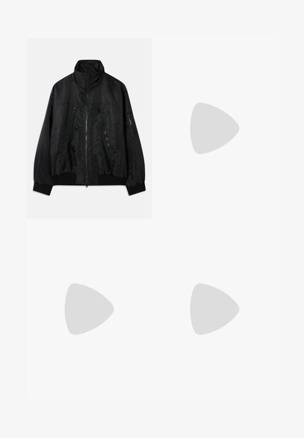 Veste bomber noire avec un col haut, dotée de plusieurs poches zippées et de manches élastiques. Fabriquée en tissu lisse et léger.; Haut à capuche sans manches gris en tissu mélangé de coton. Il dispose d'une poche avant, de cordons de serrage réglables et d'un texte imprimé noir près de l'encolure.; Pantalons plissés noirs avec un design droit et large. Fabriqués en tissu lisse, avec une fermeture à bouton et des passants de ceinture.; Baskets en daim noir avec une semelle en caoutchouc blanc, présentant des coutures tonales et un design lacé. Texture lisse avec une forme moderne et épurée.