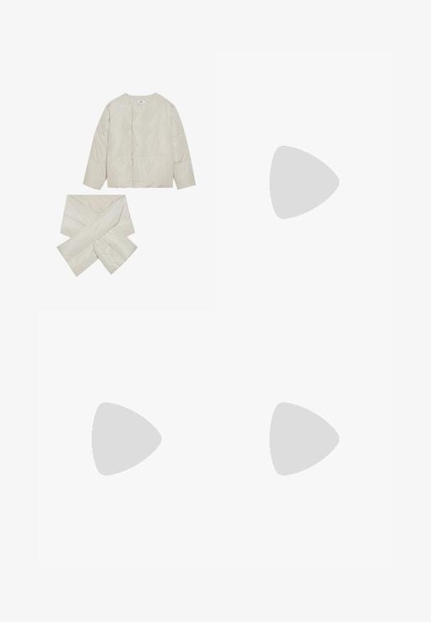 Giacca imbottita beige con collo rotondo, maniche lunghe e una sciarpa abbinata a forma di croce, realizzata in un tessuto liscio e leggermente lucido.; Felpa corta color crema con una farfalla arancione ricamata al centro. Presenta maniche ampie e polsini a coste.; Pantaloni beige a gamba larga realizzati in tessuto a maglia testurizzata, con vita regolabile e vestibilità comoda.; Stivali ankle in suede marrone con punta tondeggiante, design a taglio basso e suola in gomma testurizzata con un leggero plateau e un occhiello per il sollevamento.