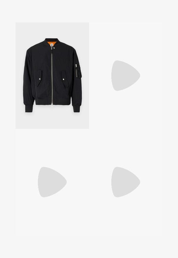 Giacca bomber nera con zip frontale, tasche con patta a bottoni a pressione e polsini a coste. Presenta un interno arancione e una tasca con zip sulla manica.; T-shirt blu navy in cotone con colletto rotondo, maniche corte e una piccola etichetta con logo sul petto sinistro. Tessuto dalla consistenza liscia.; Pantaloni ampi beige realizzati in tessuto leggero, dotati di una vita elastica con cordoncino e dettagli cuciti vicino all'orlo.; Stivaletti neri alla caviglia con tomaia in suede liscio e suola in gomma, caratterizzati da un design minimalista e un'impugnatura sul retro per facilitarne l'indossamento.