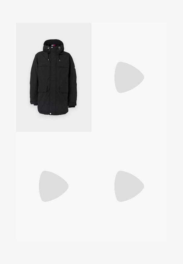 Černá parka s kapucí, vybavená šňůrkami, dvěma velkými předními kapsami a zipem. Hladký materiál a volný střih.; Černé polo tričko vyrobené z texturované tkaniny, s tříknoflíkovou légu, krátkými rukávy a malou kapsou se červeným, bílým a modrým akcentem.; Námořnické chinos s elastickým pasem, předním zapínáním na knoflík a rovnými nohavicemi. Hladká textura bez viditelných vzorů.; Černá kožená bota s hladkým povrchem, zaoblenou špičkou a mělkým embosovaným švem. Silná gumová podrážka s mírným podpatkem a vzorem pro lepší přilnavost.