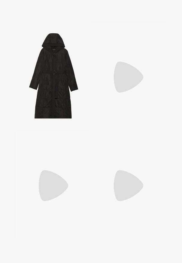 Fekete puffkabát kapucnival, elől cipzárral, övvel a derékrészen és steppelt textúrával. Hosszú ujjak és térdig érő dizájn.; Szürke, hosszú ujjú bordás felső, fodros nyakkivágással és csipkeborítású mandzsettával, amely texturált mintázattal rendelkezik.; Sötétszürke, oldalzsebbel és elülső redőkkel ellátott, tapered fazonú nadrág, testhezálló szabással.; Fekete lakkbőr bokacsizma, blokksarkú, fűzős elülső résszel és elasztikus oldalsó panelekkel a könnyű felhúzás érdekében. Strapabíró talp a tapadásért.