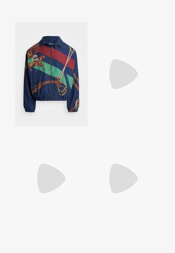 Veste navy avec un design graphique représentant un cavalier sur un cheval, des accents marron et des motifs rayés en vert, rouge et marron. Fermeture éclair.; T-shirt en coton noir avec un col rond et des manches courtes. Présente le logo "POLO SPORT" sur la poitrine gauche en blanc. Coupe classique.; Shorts noirs en tissu avec une texture lisse. Comprend une fermeture à bouton, deux plis avant et une taille standard.; Baskets en cuir blanc avec une finition lisse, bout arrondi, lacets plats et un design minimaliste. Semelle en caoutchouc gris clair avec un logo sur le côté.