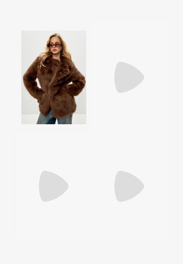 Cesare Gaspari Zimski kaput - brown; Mango AVA - Osnovna majica kratkih rukava - white; Svijetloplave traperice ravnog kroja, s dizajnom od pet džepova i vidljivim šavovima. Srednji struk s klasičnim zatvaranjem na gumb i patentni zatvarač.; Smeđi antilop čizmi do gležnja s mekanim postavljanjem, debljim bež platformski potplat i stražnjim povlačnim trakama. Teksturirana površina s vidljivim šavovima.; Okvir okruglih, smeđkastih sunčanih naočala s sjajnim burgundskim okvirom. Uski nositelji s suptilnim brendiranjem. Ravna leća.; Crna prošivena torba s zlatnim trokutastim logotipom, s dvostrukom lančanom naramenicom i glatkom kožnom teksturom. Pravokutnog je oblika s preklopom.