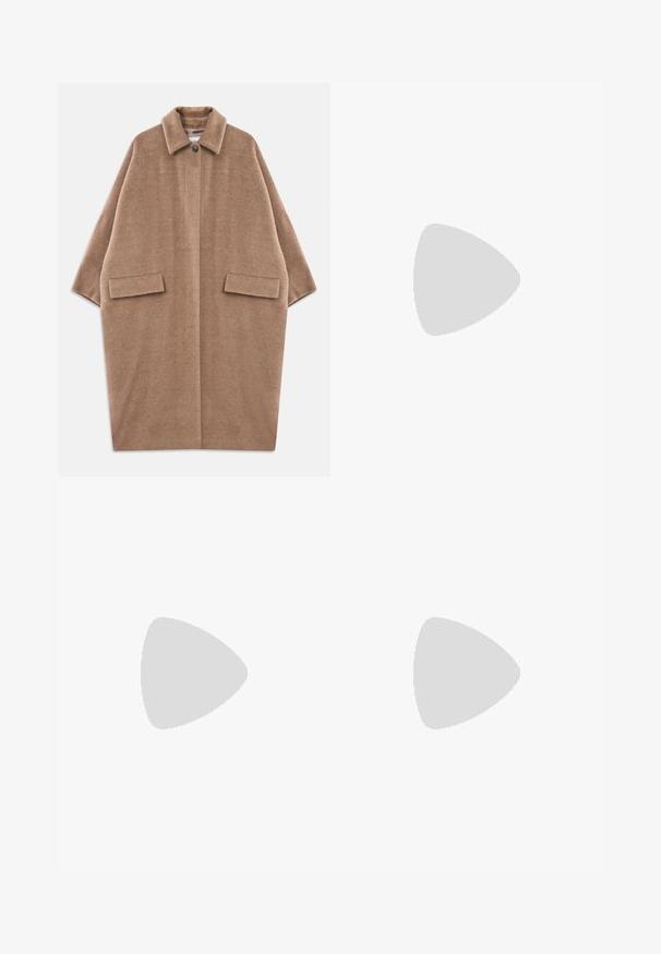Brauner übergroßer Wollmantel mit weiten Ärmeln, Knopfverschluss am Kragen und zwei vorderen Klappentaschen, flach auf weißem Hintergrund ausgelegt.; Schwarzer Langarmrollkragenpullover mit gerippten Bündchen und Saum, auf einem schlichten weißen Hintergrund präsentiert.; Cinq à Sept STUDDED SHAILENE PANT - Stoffhose - black; Schwarze Leder-Stiefelette mit schlankem Design, spitz zulaufender Zehenpartie und hohem Blockabsatz. Verfügt über eine glatte Textur und minimalistische Steppnähte.